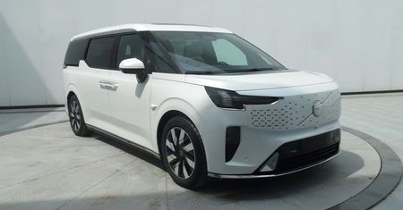 Volvo EM90 to pierwszy minivan marki. Jego wygląd nie jest już tajemnicą