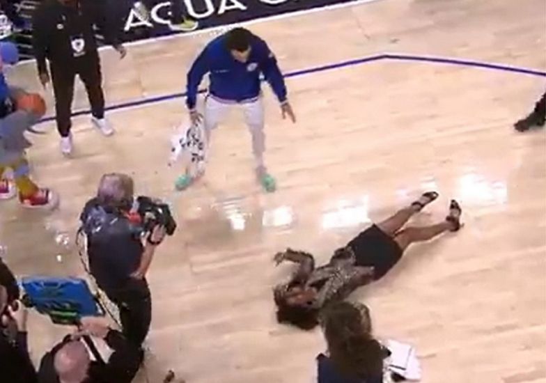 Niebezpieczna sytuacja w NBA. Reporterka upadła na głowę