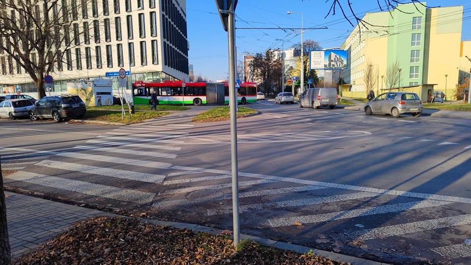 Autobus przegubowy blokuje częściowo blokuje ul. Chodźki