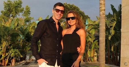 Wystrojeni Anna i Robert Lewandowscy pozują z rodziną na tureckich wakacjach (ZDJĘCIA)