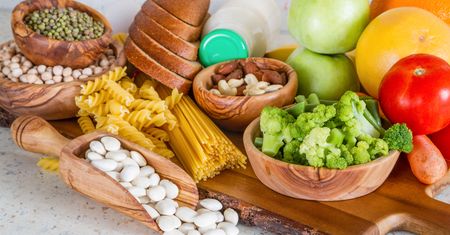 Dieta przeciwzapalna – czy dla każdego? O zasadach, które warto wcielić w życie