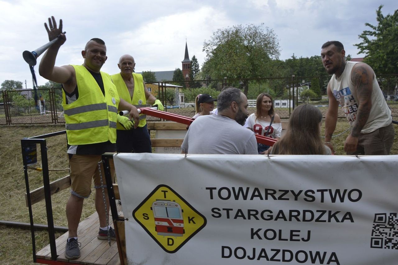 Pożegnanie z koleją w Marianowie. Symboliczne przejazdy drezyną