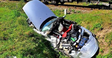 Śmiertelny wypadek na przejeździe kolejowym w miejscowości Wał. BMW wpadło pod pociąg
