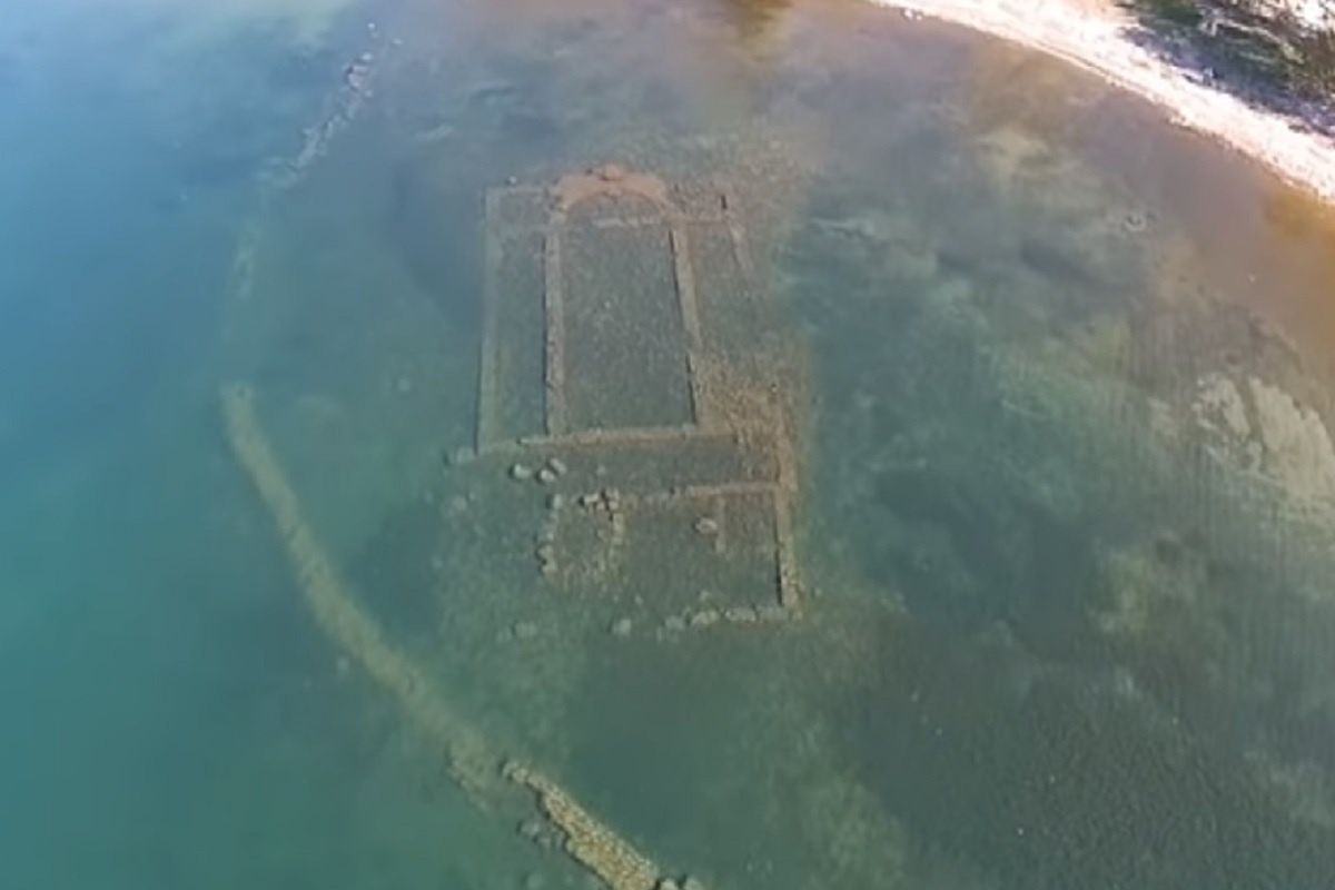 Ruiny bazyliki w Turcji są widoczne dzięki przejrzystej wodzie. 