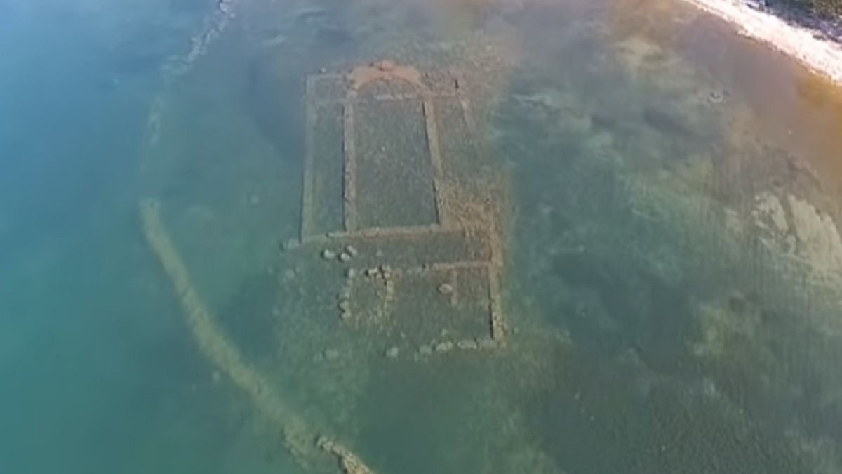 Ruiny bazyliki w Turcji są widoczne dzięki przejrzystej wodzie. 