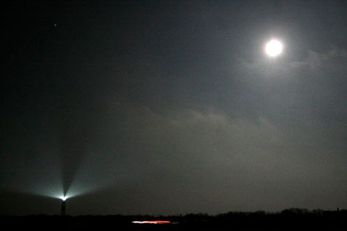 Zdjęcia pejzaży robione nocą wymagają długich czasów naświetlania, co może dać ciekawy efekt (np. w postaci rozmazanych świateł aut). fot. TW