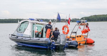 Na jeziorze, na którym zaginął Piotr Starak doszło do DRUGIEGO WYPADKU. Dwóch mężczyzn trafiło do szpitala