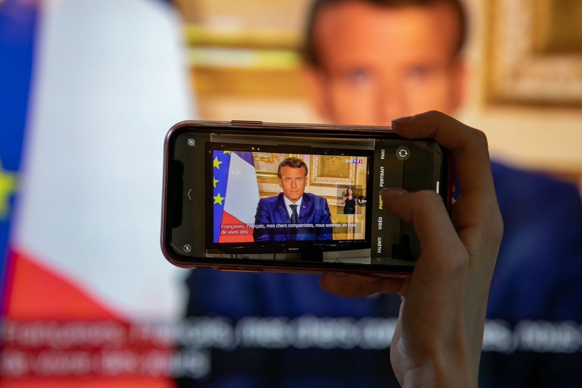 Koronawirus. Francja. Zamieściła plakat uderzający w Emmanuela Macrona. Interweniowała policja