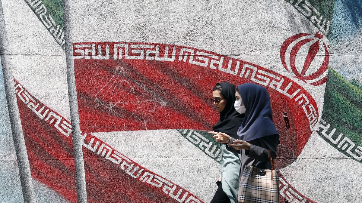 Iranian girls walk past a wall painting of Iran's national flag in a street in downtown of Tehran, Iran, 01 August 2022. According to Iranian foreign ministry there will likely be a new round of nuclear talks in Vienna soon following responds to top European Union diplomat Josep Borrell's proposal aimed at salvaging 2015 nuclear deal with world powers. Iran is facing economic crisis following the sanction by US and world powers over its nuclear programm. EPA/ABEDIN TAHERKENAREH Dostawca: PAP/EPA.