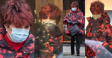 Jolanta Kwaśniewska z torebką Chanel buszuje przed świętami w sklepie z meblami (ZDJĘCIA)