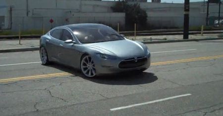 Elektryczna Tesla S na wideo