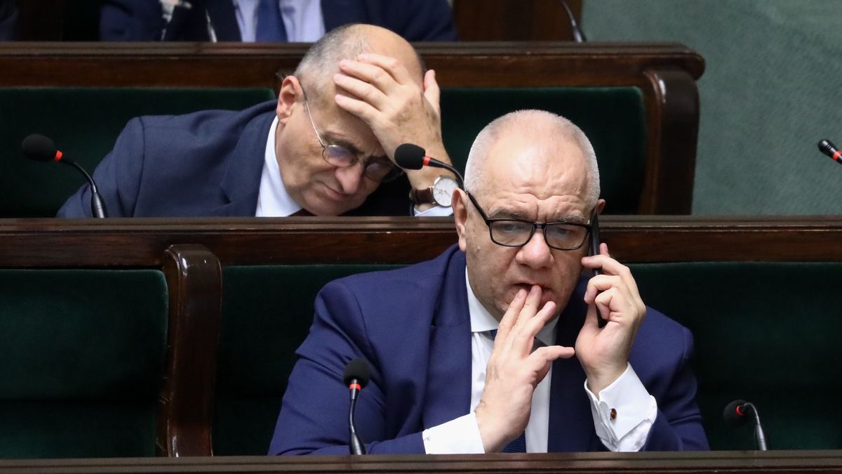 Jacek Sasin, Zbigniew Rau
Tomasz Gzell
9  9., IX, kadencji, obrad, obrady, plenarna, polityk polityka, posiedzenie, sala, sejm, enegia, gospodarstwa domowe, maksymalne ceny energii, poprawki Senatu, posiedze�, samorz�dy, ustawa