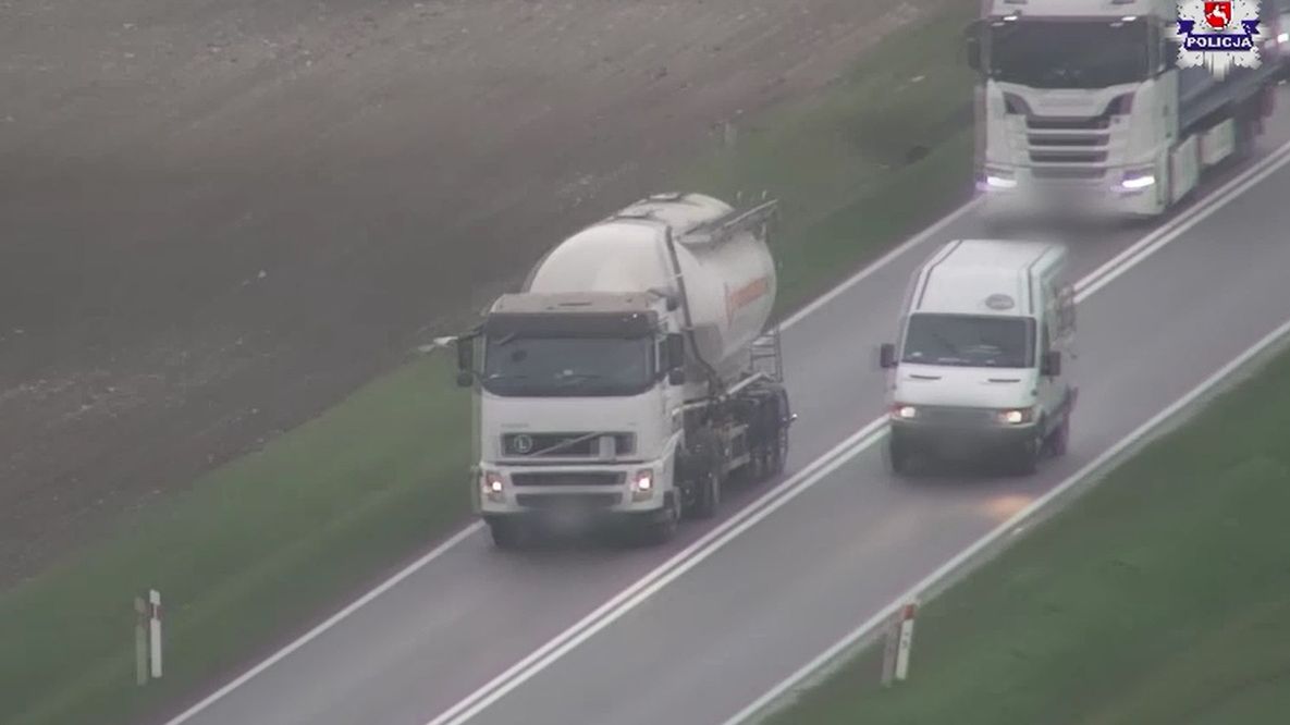 Kierowca dostawczego iveco uzbierał za swoje wyprzedzanie 10 punktów karnych. Nagrano go z drona.