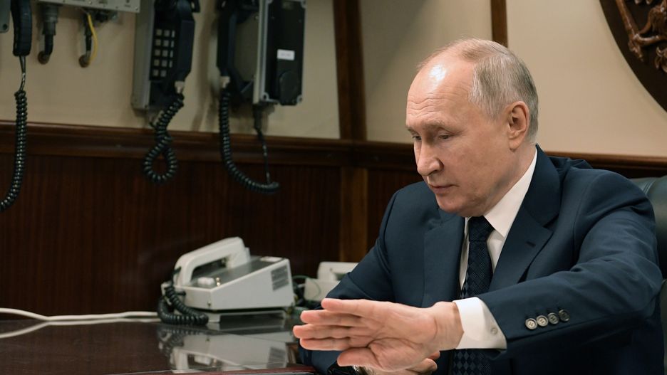 Russian President Vladimir Putin meets with Russian Defence Minister Sergei Shoigu (not pictured) after a ceremony to raise a Russian naval ensign at the Admiral Golovko frigate as the ship joins the Russian Northern Fleet, at the Severnaya Verf shipyard, in Saint Petersburg, Russia, 25 December 2023. EPA/ALEXEI DANICHEV/SPUTNIK/KREMLIN POOL MANDATORY CREDIT Dostawca: PAP/EPA.