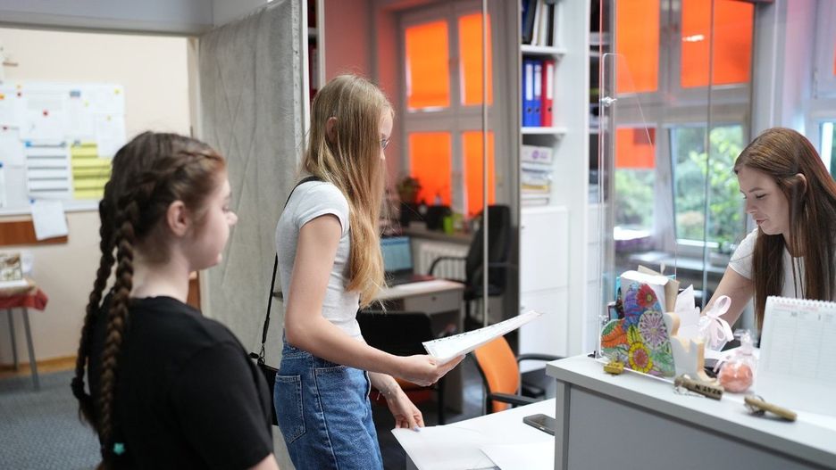 Absolwenci szkół podstawowych mogą już odbierać zaświadczenia z wynikami egzaminu ósmoklasisty (zdjęcie ilustracyjne)
