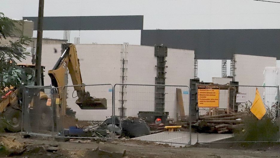 W Pionkach powstaje nowoczesna fabryka, w której będzie produkowana sucha karma i przekąski dla psów i kotów. Więcej na kolejnych zdjęciach