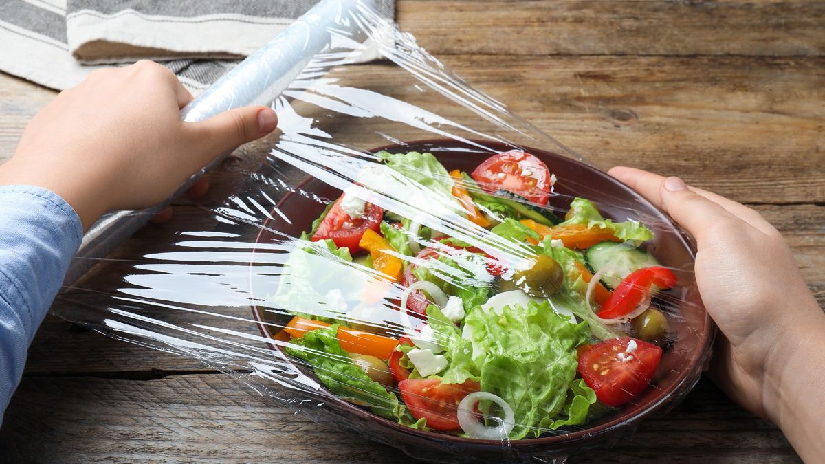 Teściowa nagle zaczęła okręcać talerz z ciastem folią spożywczą. Śmiałem się, a teraz sam tak robię