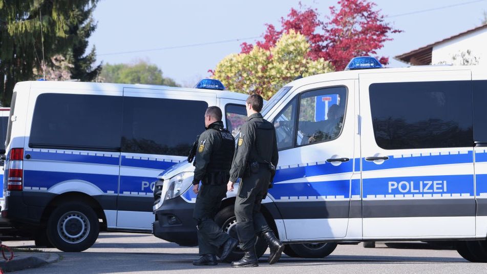 Anschlag auf Borussia Dortmund: Hausdurchsuchung im Fasanenweg in Rottenburg (Kreis Tuebingen)
Rottenburg  (Kreis Tuebingen)
Eine Hausdurchsuchung im Fasanenweg in Rottenburg im Zusammenhang mit dem Anschlag auf den Bus von Borussia Dortmund vor dem Champions-League-Spiel gegen AS Monaco amin Dortmund. Die Polizei sperrt die Strasse ab.   (Photo by Pressefoto Ulmer/ullstein bild via Getty Images)
ullstein bild