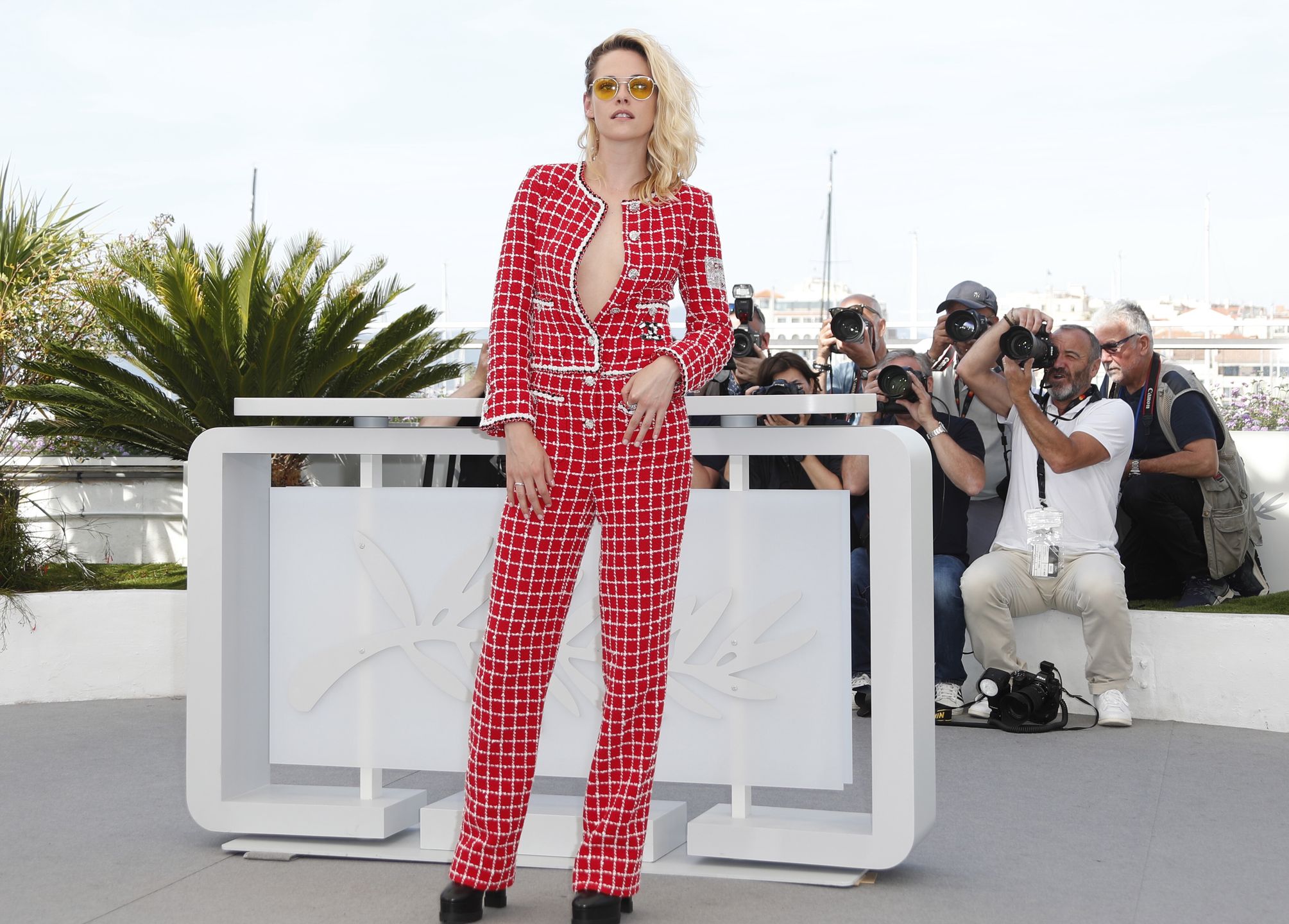 Kristen Stewart postawiła na unowocześniony kostium Chanel