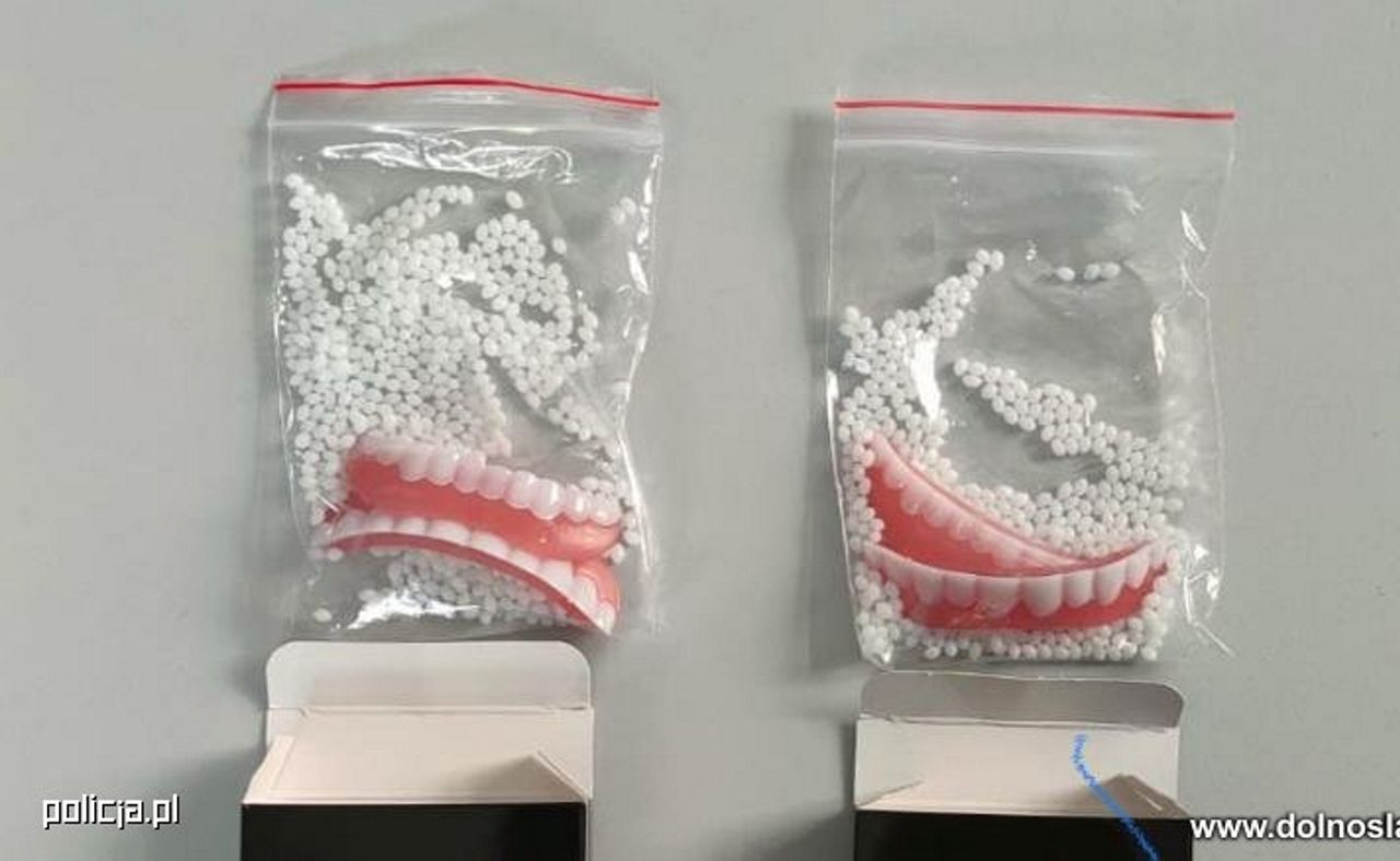 Senior oszukany na... protezy zębowe. Oto, co znalazł w paczce
