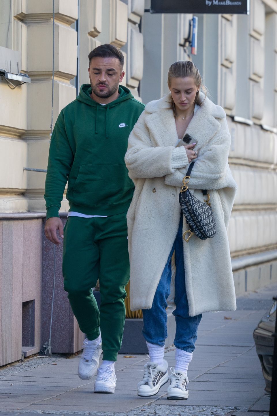 Karolina Pisarek i Roger Salla załatwiają sprawunki na mieście