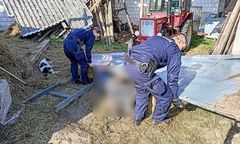 60-latka przygniotły ciężkie drzwi. Pomoc wezwał niewidomy sąsiad