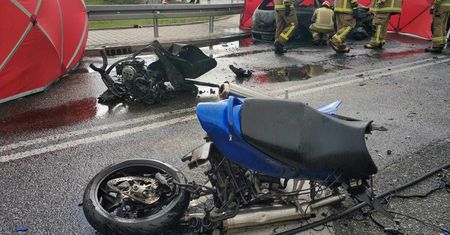 Opel spłonął po zderzeniu z motocyklem. Nie żyją trzy osoby, w tym dziecko