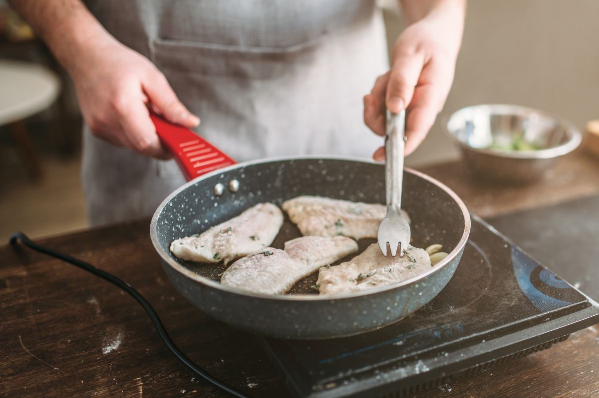 Od zawsze tak smażę rybę i się nie rozpada. Patent zdradził mi szef kuchni