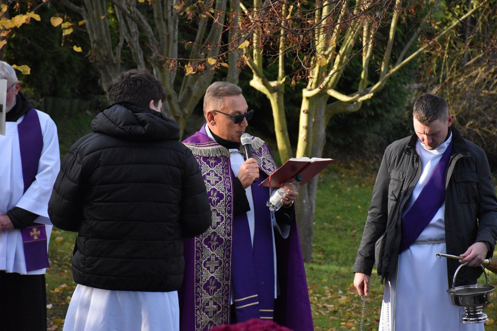 Wszystkich Świętych w Malborku. Procesja na cmentarzu