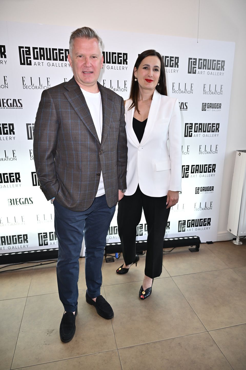 Garstka celebrytów na wernisażu 