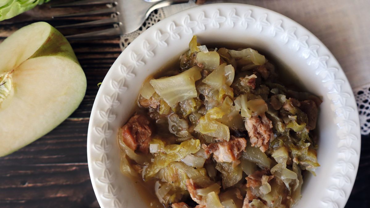 Bigos ze świeżej kapusty z książki "Kuchnia naszych babek"