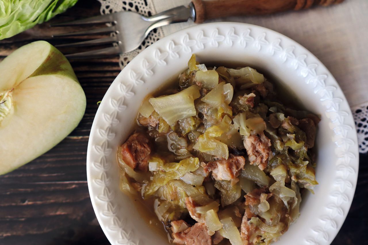 Taki bigos gotuje się w kuchni babci. Jeden dodatek podkręca smak dania