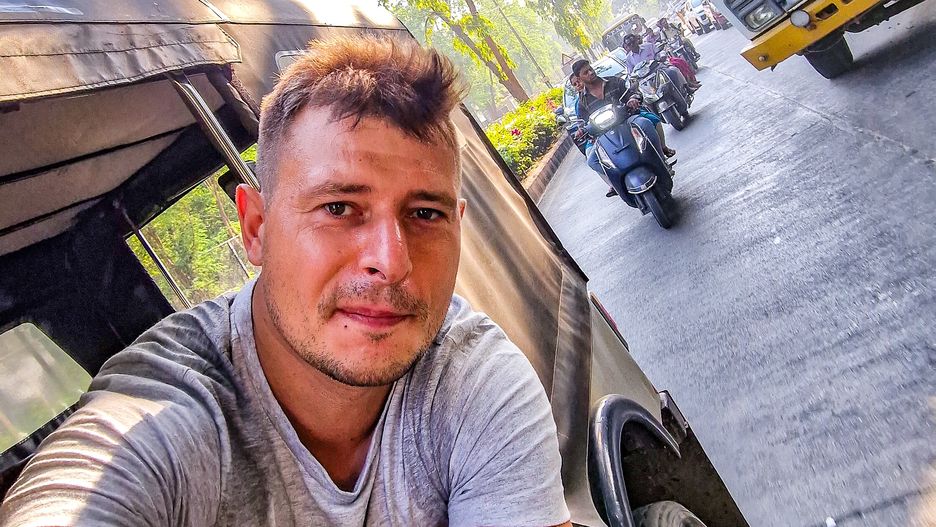 W trakcie podróży Patryk Suracki często porusza się autostopem