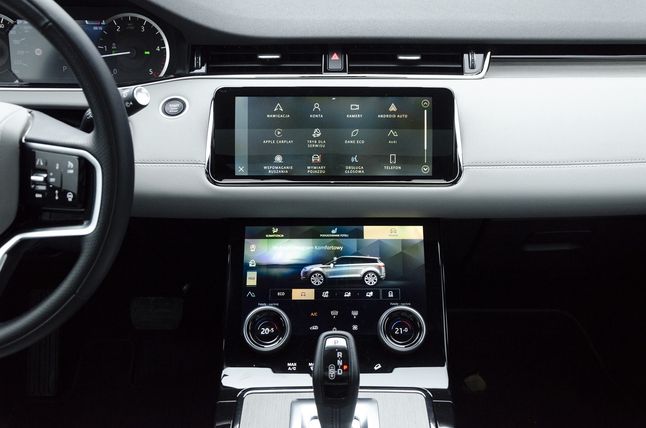Range Rover Evoque ma dwa ekrany, ale pełnią różne funkcje. Ten górny ma zagmatwane menu, dolny zaś służy do obsługi auta.