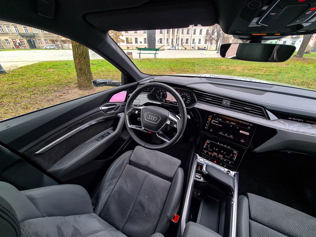 Audi e-tron Sportback: Wirtualne lusterka, Audi Charging Service, system i kamery 360 stopni z 3D