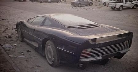 Jaguar XJ220 - brudas z Kataru