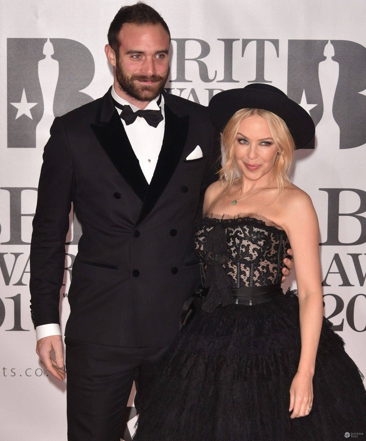 Joshua Sasse i Kylie Minogue (w sukience Dolce & Gabbana), BRIT Awards 2016 (fot. ONS)