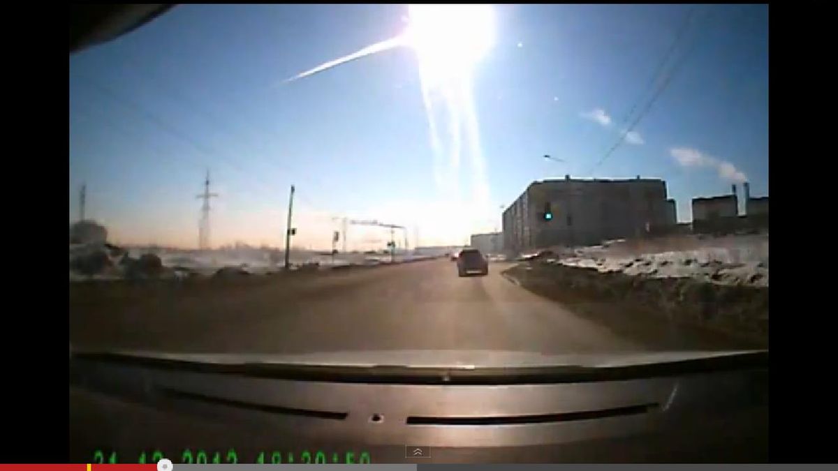 Zobacz deszcz meteorytów w Rosji. Filmy z kosmicznej katastrofy już w Sieci. Są też pierwsze żarty [wideo] 1