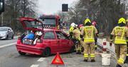 Święcice: Zagapił się za kierownicą i uderzył w bariery. Barierka przebiła Seata