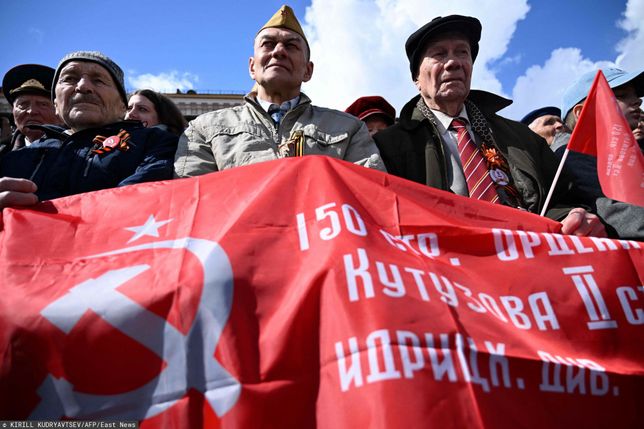 Dzie? Zwyci?stwa w MoskwieVeterans and guests attend the Victory Day military parade at Red Square in central Moscow on May 9, 2022. - Russia celebrates the 77th anniversary of the victory over Nazi Germany during World War II. (Photo by Kirill KUDRYAVTSEV / AFP)KIRILL KUDRYAVTSEV