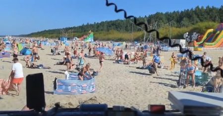 Skandal na plaży w Jantarze. Plażowicze ignorowali strażaków