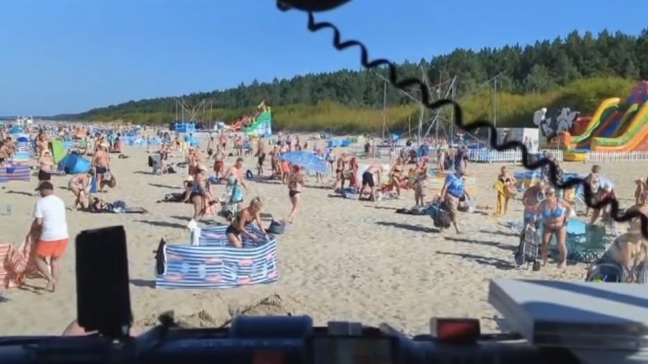 Plażowicze ignorowali nadjeżdżający pojazd 