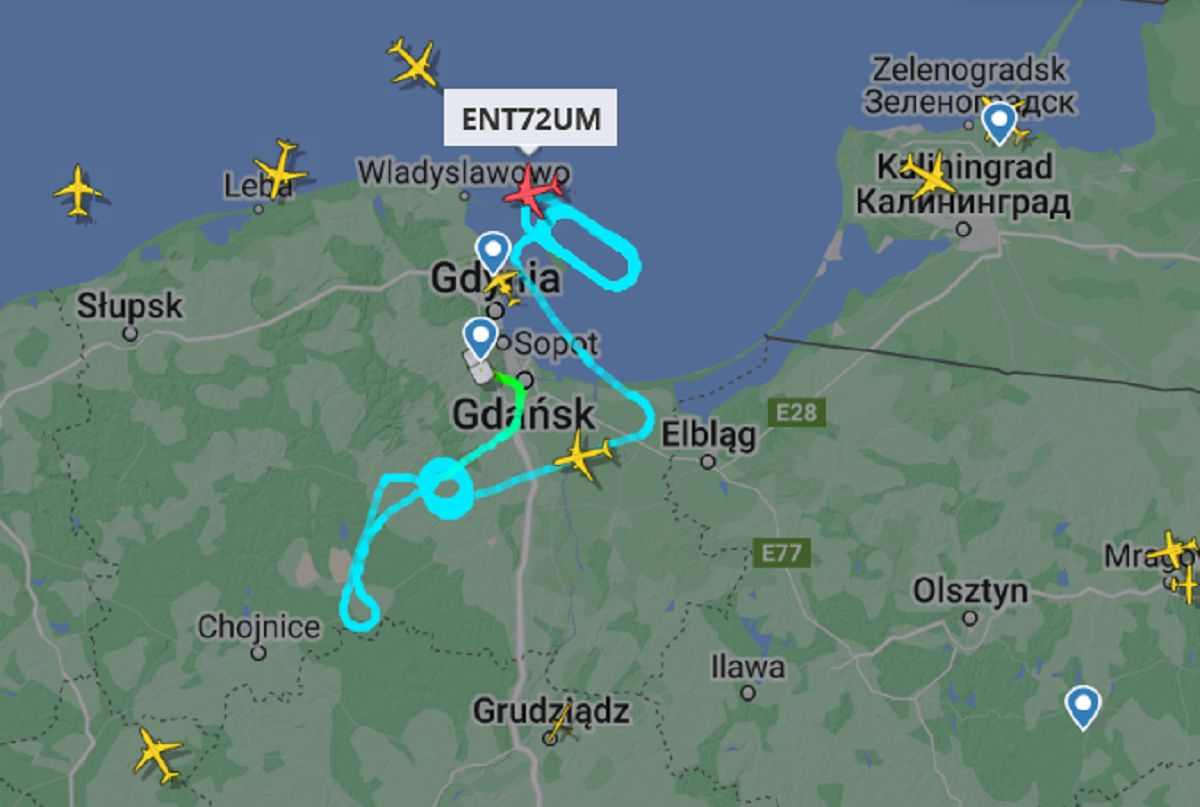 Usterka w Boeingu 737-800 z polskimi turystami na pokładzie. Samolot godzinami krążył nad Polską
