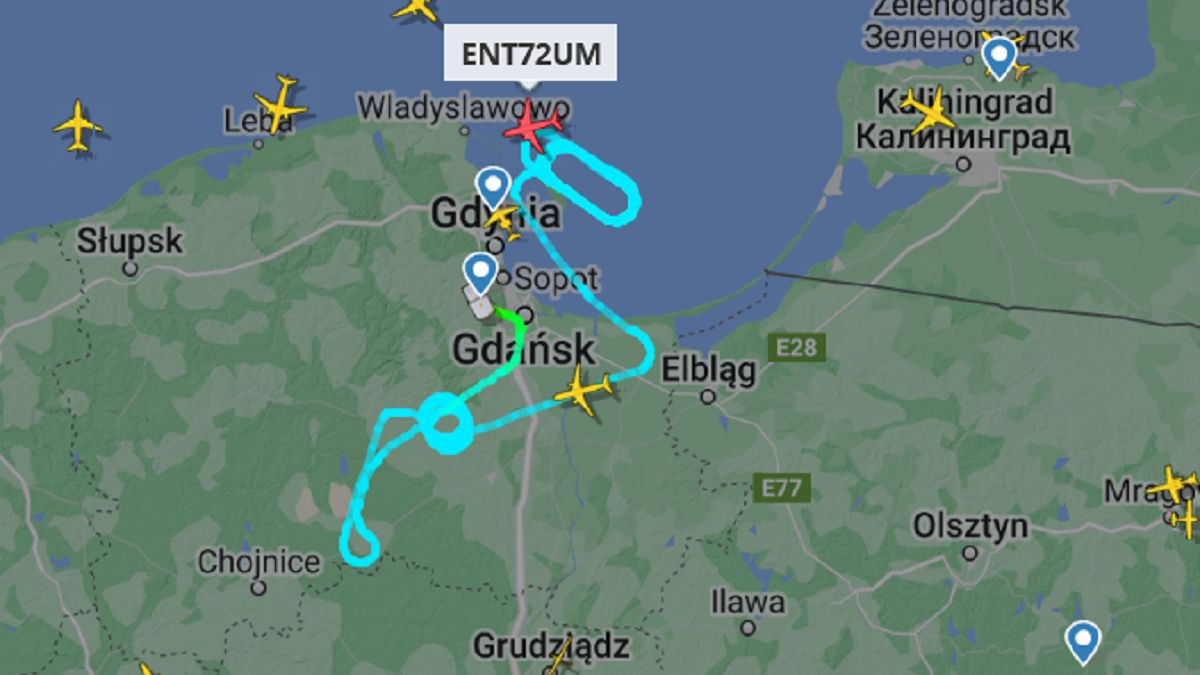 Od trzech godzin krąży nad Helem. Samolot z polskimi turystami wyleciał z Gdańska