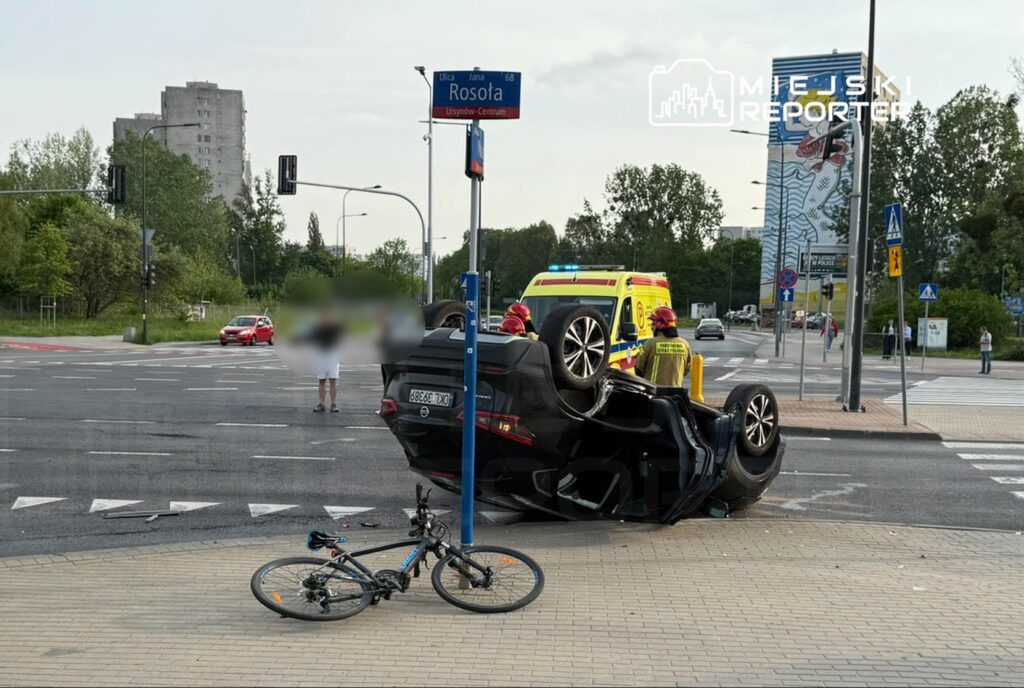 Zderzenie dwóch aut na Ursynowie. Jeden z pojazdów dachował