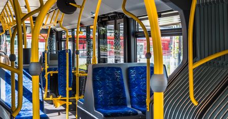 Dlaczego w autobusach miejskich nie ma pasów? Powód jest prosty