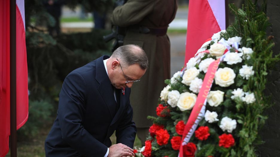 Warszawa, 11.11.2024. Obchody Narodowego Święta Niepodległości. Prezydent RP Andrzej Duda składa wieniec przed pomnikiem Romana Dmowskiego przy Al. Ujazdowskich w Warszawie, 11 bm. (jm) PAP/Marcin Obara