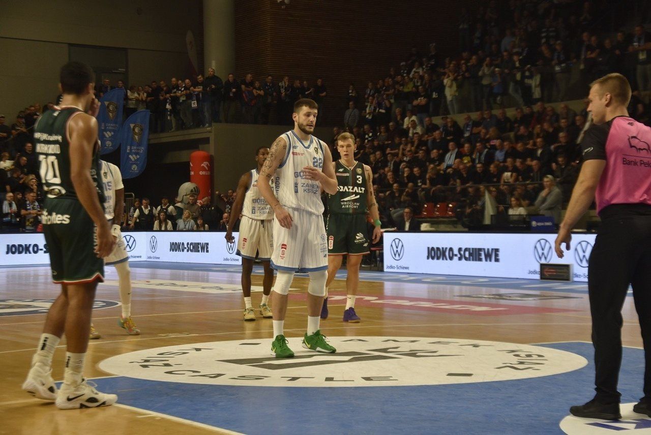 Podczas spotkania z koszykarzami Górnika Zamek Książ będzie można kupić sobie koszulką, taką w jakiej oni grają