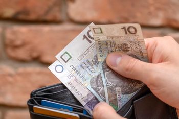 Ma niską emeryturę, chce od syna 500 zł miesięcznie. Jest wyrok sądu