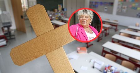 Nie chce krzyży w szkołach. Domaga się ich usunięcia